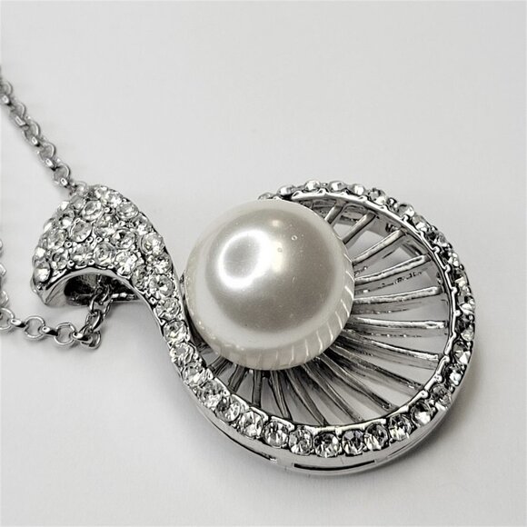 Pearl Pendant Fashion Necklace - Picture 4 of 16